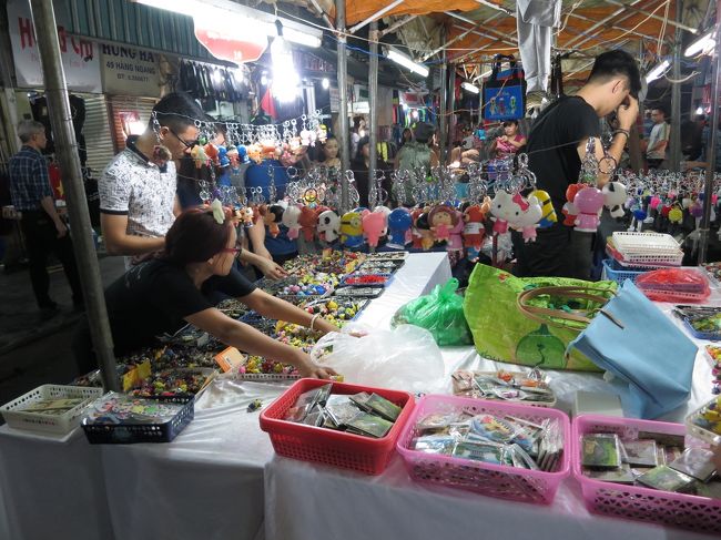 キティとかドラえもんがたくさんいる<br />無許可でしょうね<br />無法地帯ベトナム