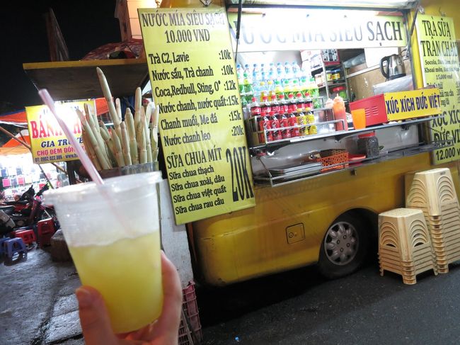 ドンスアン市場ステージの脇で砂糖きびジュース10000ドンを１つ注文。<br />おいしいです。一人１つは飲めない状態ですが少し楽になりました。