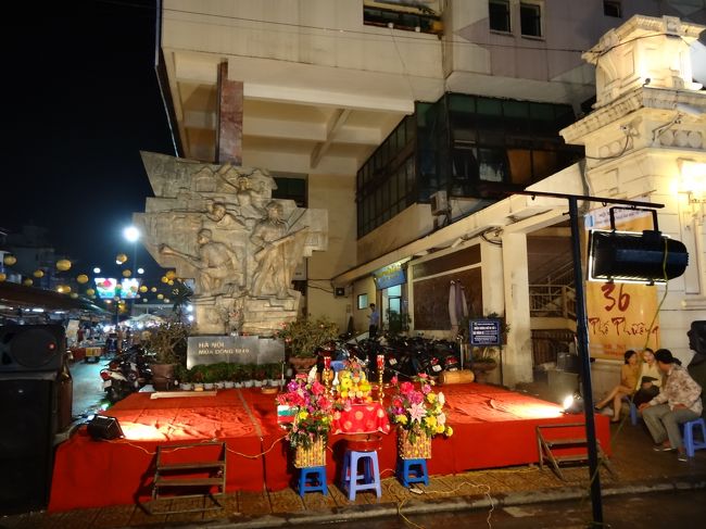 19:30　この時点でドンスアン市場にはお客さんが椅子を持ってきて週末民族舞踏ショーを見ようとスタンバっていました。始まるまであと30分あります。同行者の様子を見てここは見ずに帰ることにします。