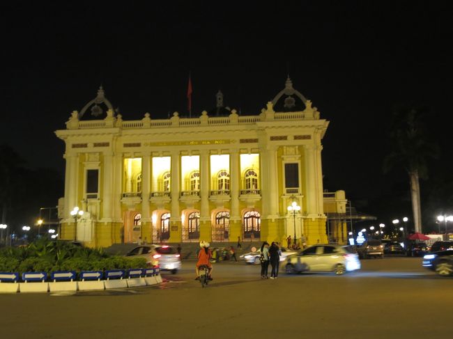 20:23　オペラ座が見えてきた。横断歩道渡ってる時バスは当然止まってくれると思っていたら思いっきり突っ込んでくる、ひき殺そうとしているように。しかも路線バスよ<br />空港タクシーは21:30に予約しております。まだ1時間ある。デパート寄ったとはいえなんだかんだと市場からヒルトンまで1時間かかったのね。シクロのおじさんが私達だけに乗れと道路から声をかけてくる。何故？