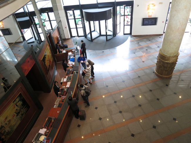 20:30　朝の写真だけどヒルトンに帰ってきましたよ<br />ロビーに座るなり何か飲み物頼むかと聞いてくるホテルマン。<br />これも不審者威嚇作戦。<br />スーパーで買った大量の安物食品ともう不要なガイドブックなんかをスーツケースに全部詰め込み成功。周りは日本人の団体がいっぱい。送迎の人早く来てくれるといいんだけど。ホテルスタッフの人、見てないようで見てる。<br />送迎は1週間前にメールで頼んだHanoi Transfer Service。帰りは12ドルまたは250000ドン。現金払いにしたのでドンが余ってればドン、無ければドルと、ドンの残りを使えます