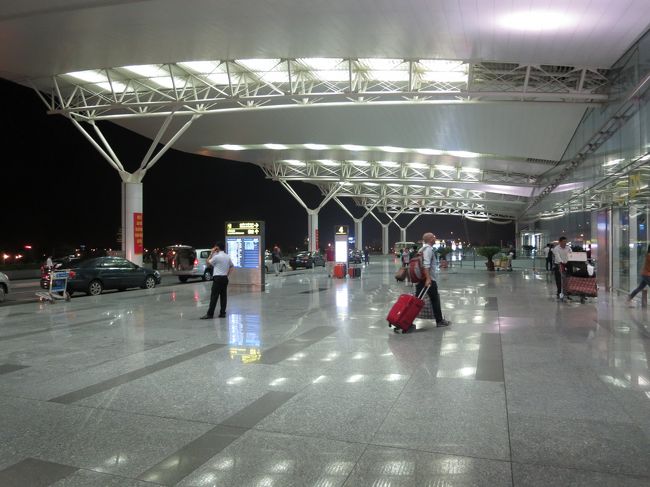 21:30　約束の時間ちょうどにやって来たそれらしい車発見。運転手がロビーに入ってくるがプラカードも持っていない。それどころかフロントに行く。違うのか、と思うがホテルマンが私達のほうに指をさす。ドライバーがやって来た。やっぱりそうだ。昨日メールで部屋番号伝えておいたけど名前と部屋番号を確認したんだろう。今から帰る人が部屋にいるわけないもの。ホテルマンは私たちの顔まで知ってる？個人情報管理してる。共産国恐怖。タクシー運転手からシクロまで私たちは追われているのか爆<br />22:06　空港着。来た時の運転手より安全運転。すいてる時間てのもあるんだろうけど。それにしても往路と復路で道が違う。いらないので300000ドン渡す。2000円。このタクシーの会社、新しい事業をやる、皆に知ってもらいたいからTrip advisorに5付けてくれとメールが来た。こういうことやってるのよクチコミって。１付けようかしら