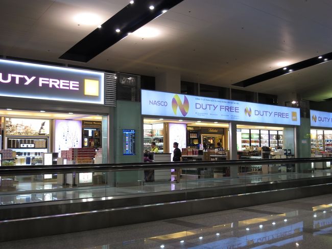 搭乗口の近くでお目当てのチョコ発見。<br />残ったドンは170000。５ドルにしかならなかった。<br />ベトナムもう来ないかもね<br />チョコ5袋49ドル、ワイン50ドル、残りのドンとカード併用<br />