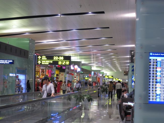 出国審査抜けて搭乗口へ。綺麗な空港。お店開いてて良かった<br />ベトナムにスリはあまりいない。ヨーロッパと比べて格段に安全。その代わりぼったくりが