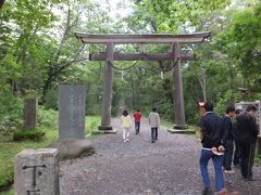 戸隠神社奥社の駐車場に着いたのは8：20頃ですが、すでに多くの車が入っていました。
１時間での往復を見込み、参道入口の鳥居をくぐります。