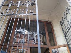 次にアール・ヌーヴォー建築の巨匠、ヴィクトール・オルタ（1861-1947）が手がけた「ベルギー漫画センター」 (Comic Strip Center)を訪れます。
ここは1906年にオルタの設計で建てられたウォーケーズ織物市場を、1987年から1989年にかけて修復転用した博物館です。
 Waucquez former textile shops  
 20 Rue des Sables／ARCHITECT Victor Horta -  1903/1906.
