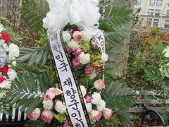 この日は退役軍人の日。
Madison Square Parkに韓国最高軍人会会長からの花輪が飾られていました。
