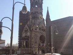 駅の近くにある「カイザー・ヴィルヘルム記念教会」も観光名所として有名。ベルリン大空襲によって破壊された姿のままになっている。