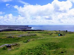 ５月５日（火）
１３時３０分、アイルランド西部、ゴールウェイ湾に浮かぶアラン諸島最大の島、イニシュモア島のドン・エンガスの断崖。

ゴールウェイへの帰りのフェリーの出発時刻は１７時。まだまだ時間はあるので、このまま島内の観光を続けます。