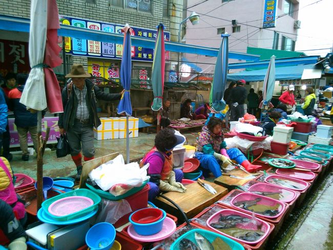 通りを奥に入ると、魚が売られていました。