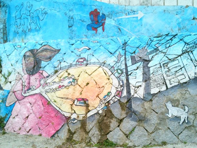 壁画はマウル内の通りの壁や一般住宅の住宅壁に描かれています。