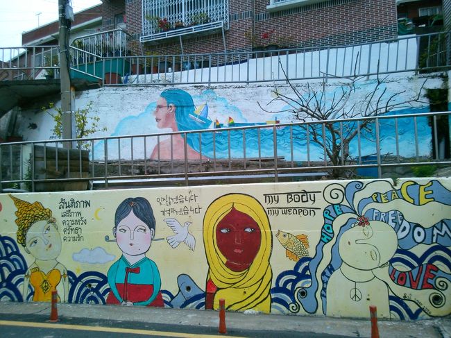 壁画はマウル内の通りの壁や一般住宅の住宅壁に描かれています。