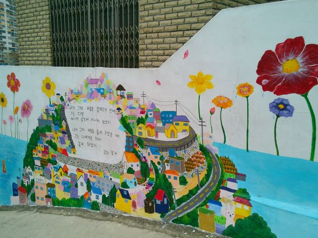 壁画はマウル内の通りの壁や一般住宅の住宅壁に描かれています。