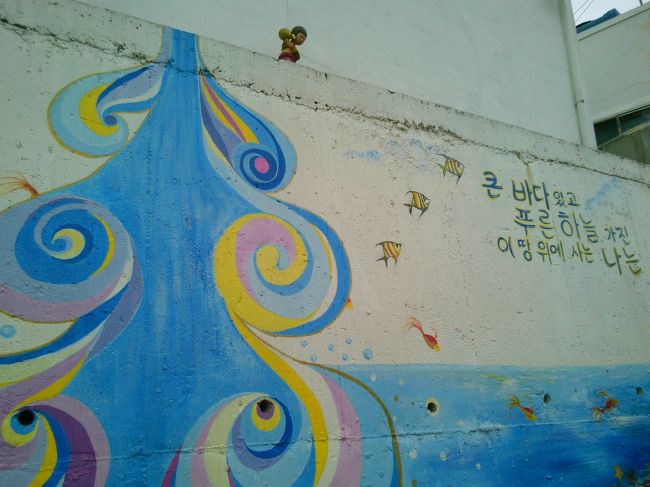 壁画はマウル内の通りの壁や一般住宅の住宅壁に描かれています。