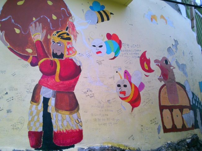 壁画はマウル内の通りの壁や一般住宅の住宅壁に描かれています。