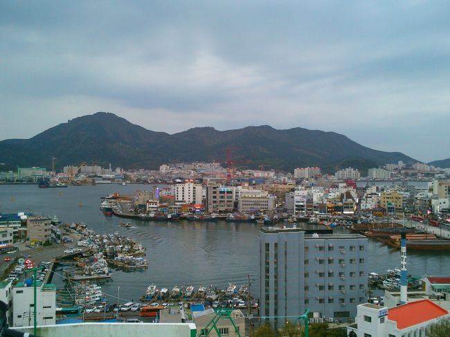 マウル真ん中からの見晴らしが良く、さっき間近で見た亀甲船も見えます。