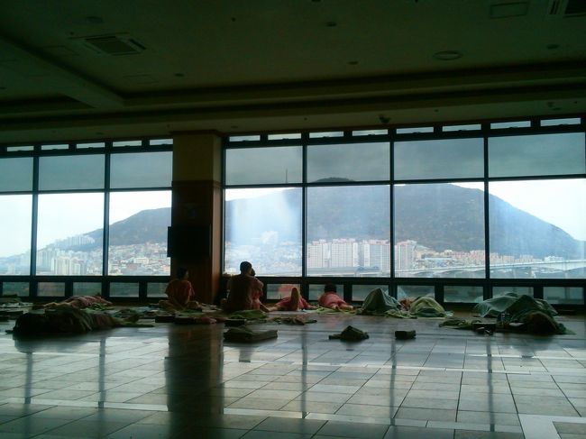 海に面して建つチムジルバンはガラス張りで、<br />館内からは海が一望できます。