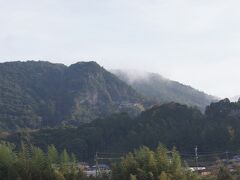 朝霧がまだ残っている。山の中腹に見えるのは羅漢寺だ。