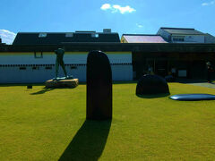 見事な彫刻を　横目に