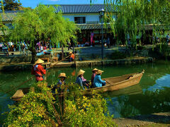 数年前から始まった　船の上からの美観地区観光

　乗りたいので受付に行くと

　　午後４時半まで予約で満席

　　　諦めて　眺めるだけ
