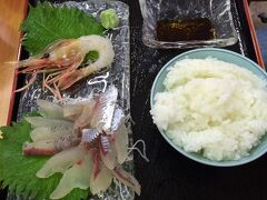 新湊きっときと市場では、魚と調理方法を選んで食べることができます。
観光客向けなので、すごく安いというわけではありません。
生ビールとかから揚げとかも売っていました。