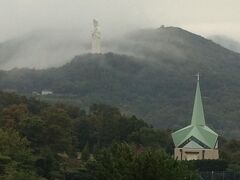 小豆島に2日めは宿泊。ホテルの窓から小豆島観音やチャペルが見えましたが、霧が多かったせいかちょっとホラーな感じでした(笑)