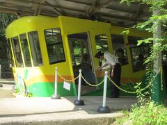 高尾山ケーブルカーの横を歩いて６号路を登る事にしました。