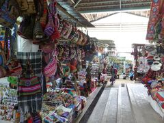 民芸品マーケットでお土産を物色。
ドルでも支払いできました。