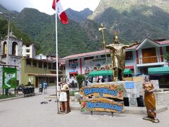 クスコに戻る列車の時間までまだ余裕があったので、街を散策。
街の庁舎の前の広場。
