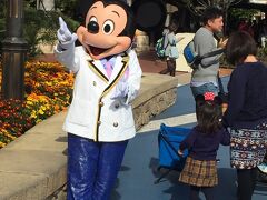 シーに到着です♪

ディズニーシープラザではミッキーが整列グリ中。

明日はミキミニの誕生日なので、みんなおめでとうを言おうと(？)大行列です。