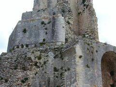 　La tour Magne　ニーム

　お次は、突然ですが、ニームの町で、一番高い丘の上に登っての「マーニュの塔」です・・・これもまた古代ローマ時代、初代皇帝「アウグストゥス」の時代に建てられたということで、ほぼ「メゾン・カレ」と同時代ですね・・・何の目的で、建てられたのでしょう？
