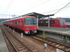 13:07
名古屋から57分。
内海に着きました。

名鉄と言ったら、やっぱりこの赤い電車ですよね。