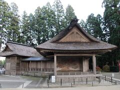 白山神社神楽殿
中尊寺の西北の奥に建っています。
伊達藩によって造られた白山神社の能舞台です。
近世能舞台としては東日本最古のものの様です。