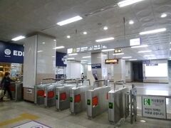 ホテルに預けていた荷物を取りに行って、
南浦から地下鉄で空港に行った。