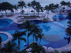 夜に到着したカンクン。一夜明けて、ホテルの部屋からの眺めです。プールの向こうはカリブ海。