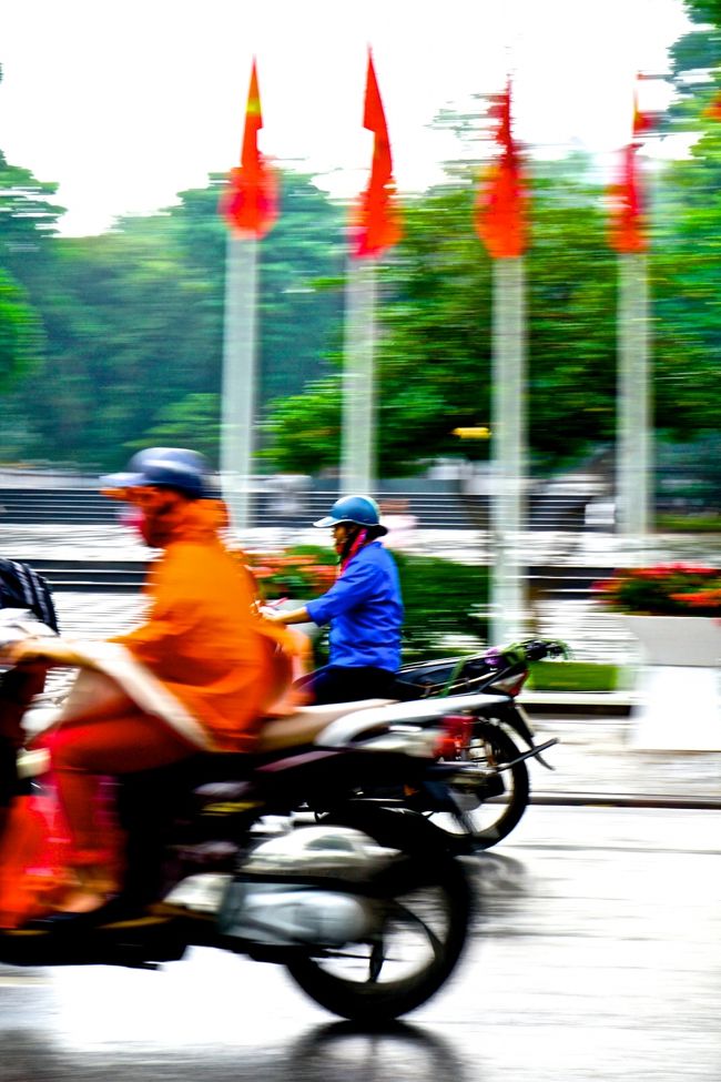 ハノイは朝から雨、時おり激しい雨に変わり<br />そしてまた晴れ間が見える<br />雨期を避けてのベトナムの旅でしたが熱帯地方特有の天候<br /><br />バイクが半端ないって聞いていたけど<br />道を渡るのも初めびびったが直ぐになれた<br /><br />初めはホテル近くのホアンキエム湖の回りを歩いてみた