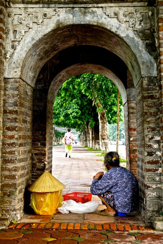 おばちゃんにカメラ向けたらあっち<br />向いちゃった