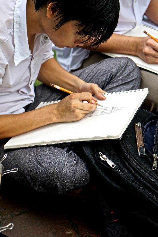 彼ら<br />近くにあった塔をデッサンしていた<br />美大生なのか