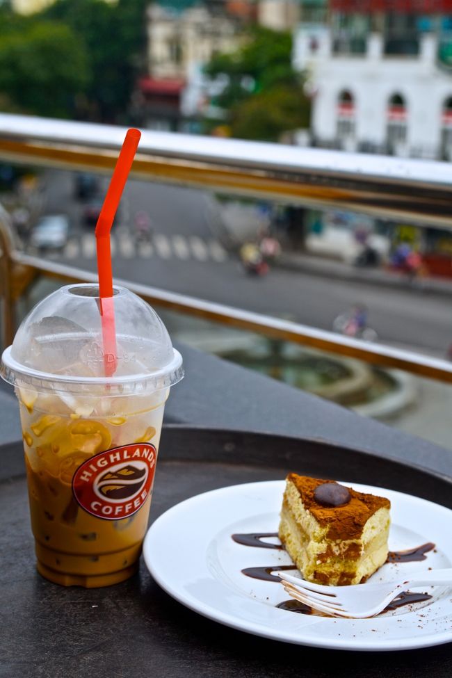 よく登場する場所<br />Highlands Coffee<br />ここで少し外を眺め一休み