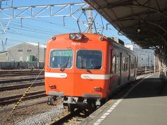 電車が入線してきました｡
元は京王井の頭線で走っていた電車の両端を先頭車化に改造した1両のかわいい電車です(^^)｡