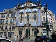 駅を出て直ぐ右側にあったコングレガドス教会。
この旅、ずっとアズレージョ三昧ではあったが、
ポルトの場合、建物自体が重厚で歴史の重みも感じさせられる。