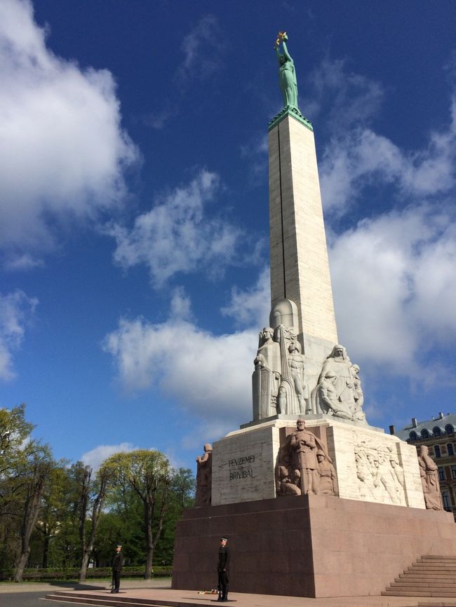 前日も通った自由記念碑から旧市街観光スタート。<br /><br />前日は少し曇っていたけど、この日はいい天気！<br />天気がいいとまた違って見えます。<br /><br />衛兵さんが微動だにせず立っていました。