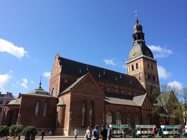 リガ大聖堂。<br /><br />夕方ここでパイプオルガンコンサートがあるので、まずはそのチケットを入手。