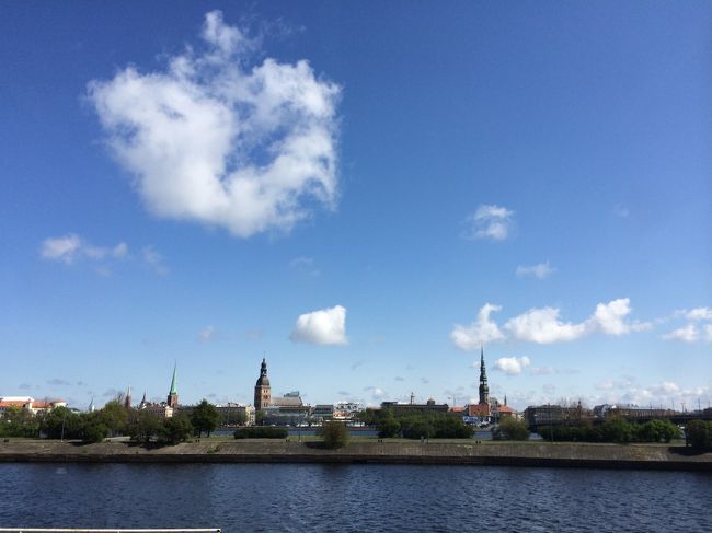 川を挟んでみる旧市街。<br />こういうのもいいね。