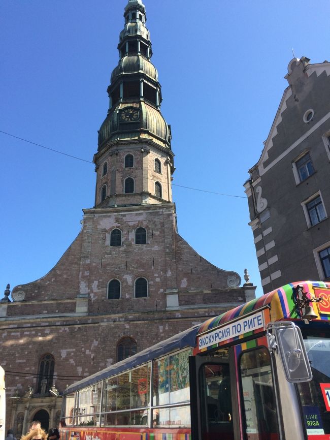 旧市街を展望台から見ようと聖ペテロ教会に来てみたところ、なんだか派手なバスがとまっている。<br />どうやら1時間程度でリガの主要な観光スポットを回るバスとのこと。<br />そんなに高くもなかったし、乗ってみようかということになりました。