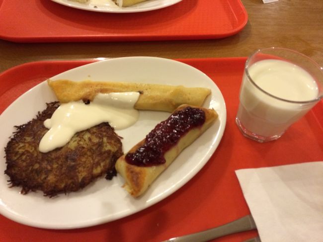 パンケーキとクレープのお店でした。<br />たくさん並んでいる中から具やソースを選べます。<br /><br />私はイモのパンケーキ、チーズクレープ、バナナクレープにしました。<br />イモのパンケーキはリトアニアでも食べたけど、ここのはイモの細切りがついていて、その部分がとてもカリカリ香ばしくておいしかったです。<br />チーズクレープはチーズたっぷりでおいしい！<br />バナナは安定のおいしさ。<br /><br />飲み物は何となく牛乳にしたけど、ケフィアにすればよかったぁ〜。