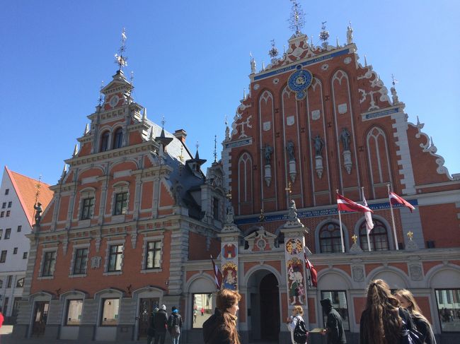 ブラックヘッド会館。<br /><br />14世紀に未婚の貿易商人たちの組合が建てた会館だったのだけど、第二次大戦で破壊されました。<br />今あるものは、2000年に再建されたもの。