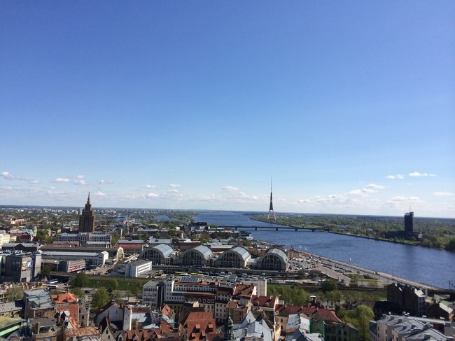 先ほどのバスツアーでそばを通った科学アカデミーが見えます。<br />あそこまでいったんだな〜。