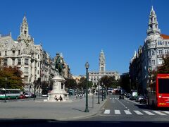 とりあえずホテルを探す事に。リベルダーデ広場から奥にある市庁舎が伺える。
ホテルを町の中心部に取ったため、ポルトでは空港行き以外は全て歩き。
