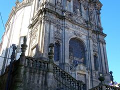 リベルダーデ広場から緩やかな坂道を直進するとクレリゴス教会へ。
この辺の旧市街は一括りで世界遺産へ登録されている。
